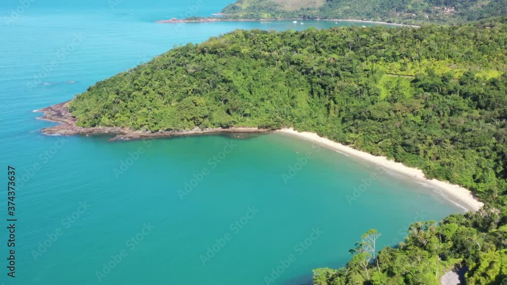 Imagem aérea de linda praia em Ubatuba, litoral Norte de São Paulo. Orla da praia, mar. natureza vista por cima. Paraíso tropical. Imagem aérea de linda praia em Ubatuba, litoral Norte de São Paulo. Orla da praia, mar. natureza vista por cima. Paraíso tropical.