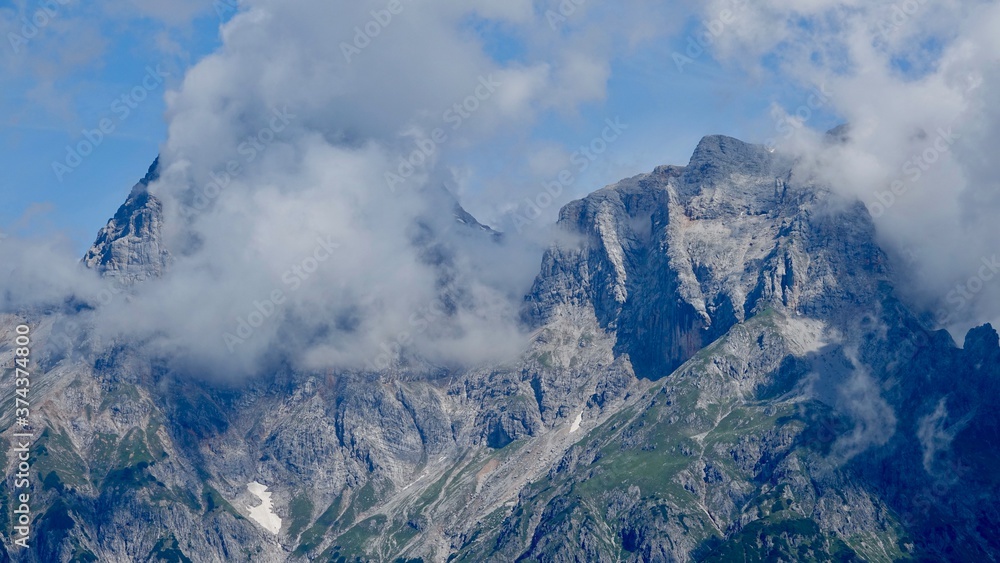 Wandern im Hochgebirge über den Wolken, Alpenwanderung in Österreich