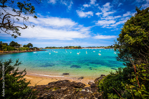 Fototapete Small bay with boats at the emerald coast in Brittany, France