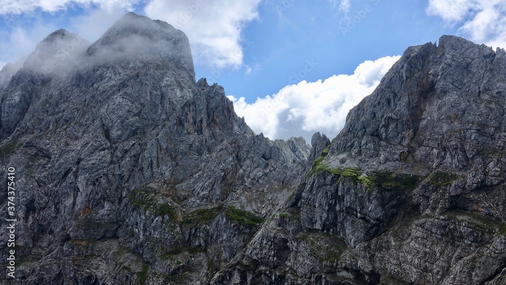 Obraz premium Wandern im Hochgebirge über den Wolken, Alpenwanderung in Österreich