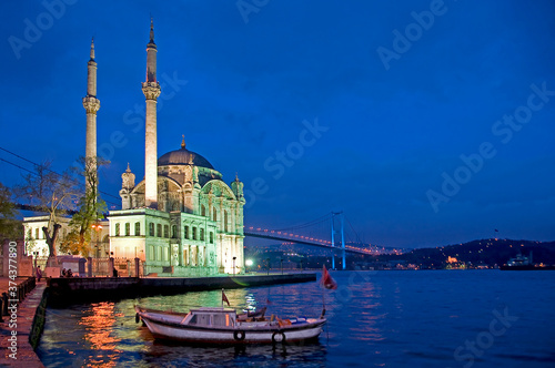 Paisaje nocturno con el Bósforo y la mezquita de Ortakoy en Estambul, Turquía