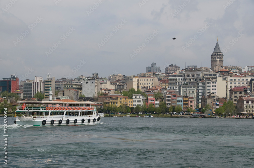 Naklejka premium Barcos navegando por el Bósforo con la ciudad de Estambul de fondo, Turquía