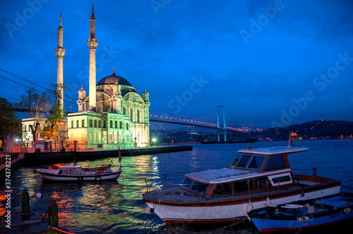 Imagen del puerto y mezquita de Ortakoy al anochecer en Estambul, Turquía