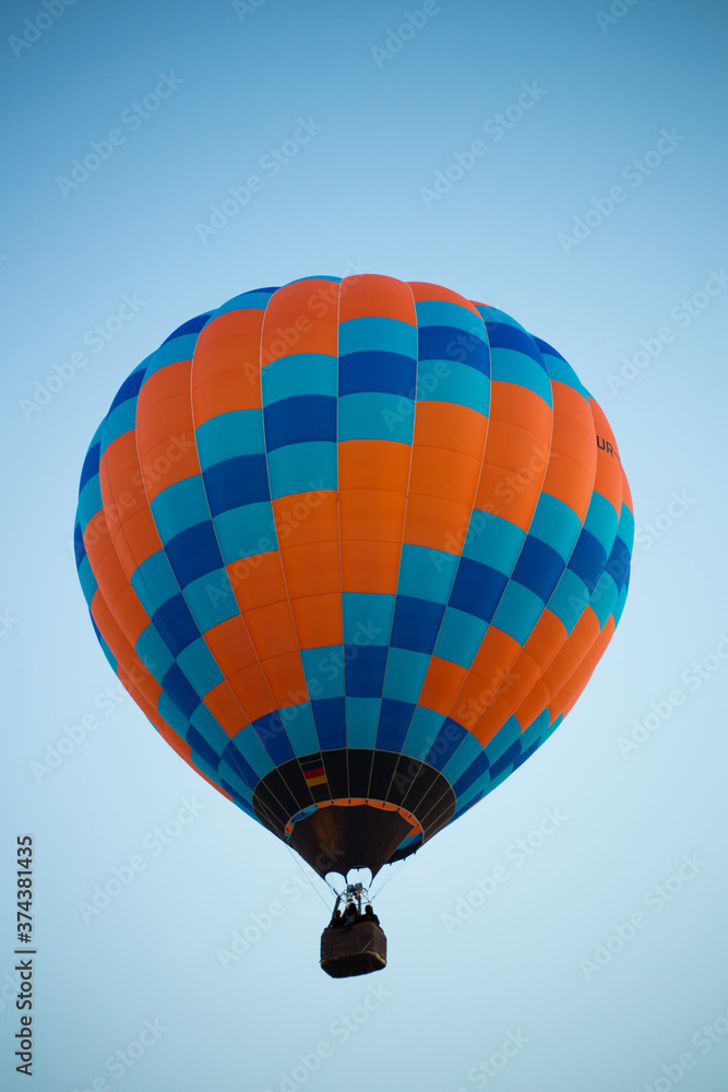 Naklejka premium Big balloon flies against the sky