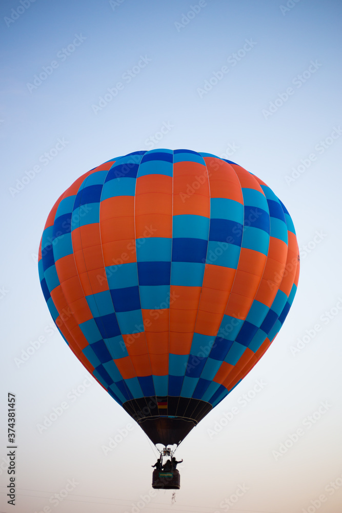 Naklejka premium Big balloon flies against the sky