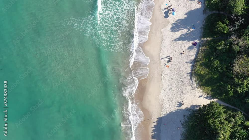 Imagem aérea de linda praia em Ubatuba, litoral Norte de São Paulo. Orla da praia, mar. natureza vista por cima.  Paraíso tropical. 