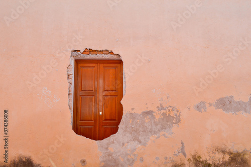 puerta dentro de la pared