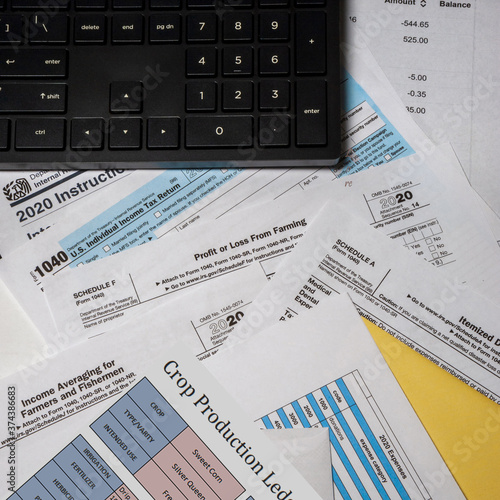 015-tax_forms-studio-22aug20-09x09-206-400-4119