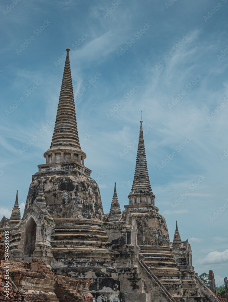 Fototapeta premium Gran templo con pagodas de piedra en Bangkok