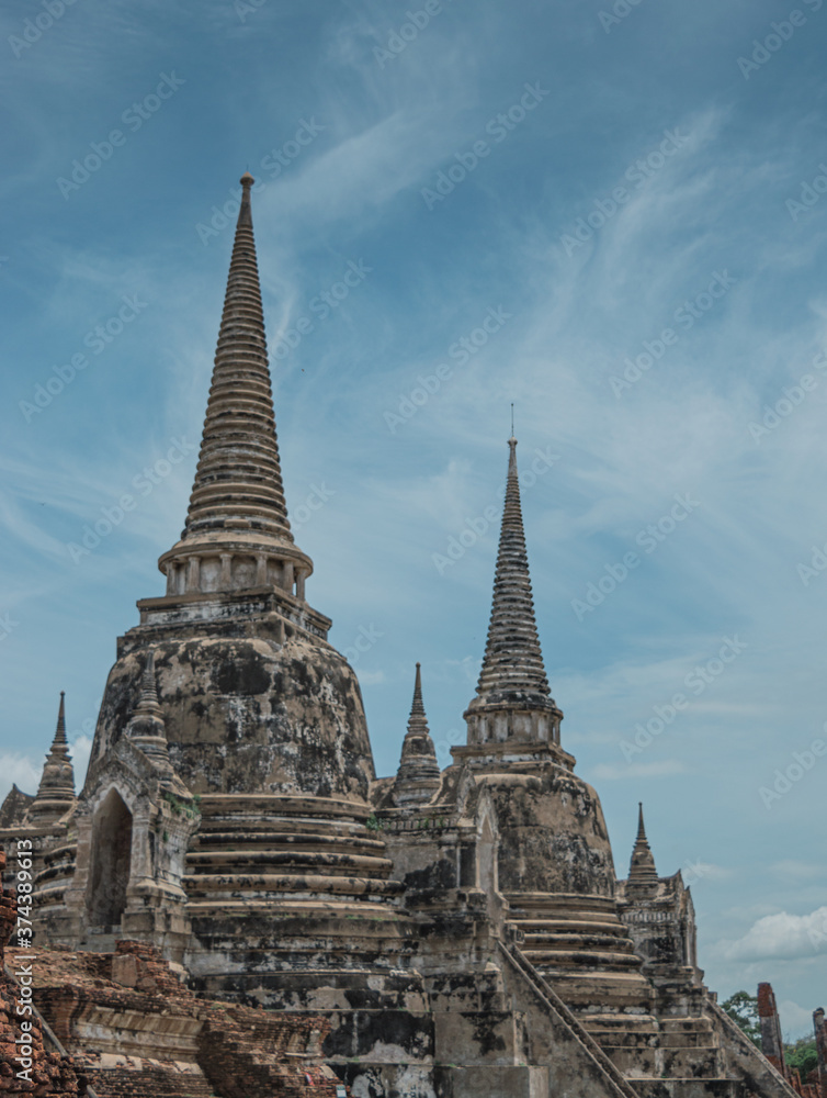 Gran templo con pagodas de piedra en Bangkok