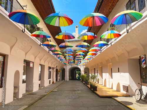 Foto Empty colorful umbrellla street in Kosice, Slovakia