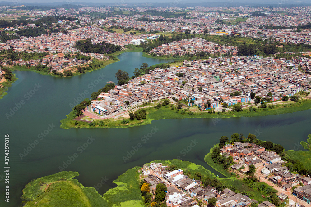 Vista aérea do bairro Cantinho do Céu. Ocupação nas margens da Represa Billings
