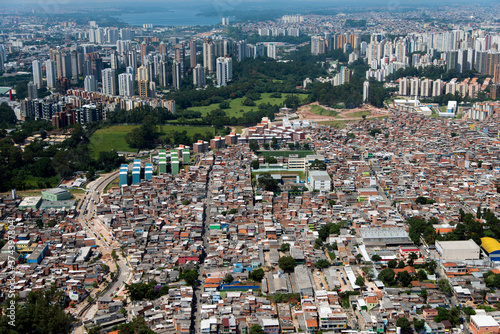 Vista a  rea de constru    o de edif  cios para reurbaniza    o da favela de Parais  polis em S  o Paulo
