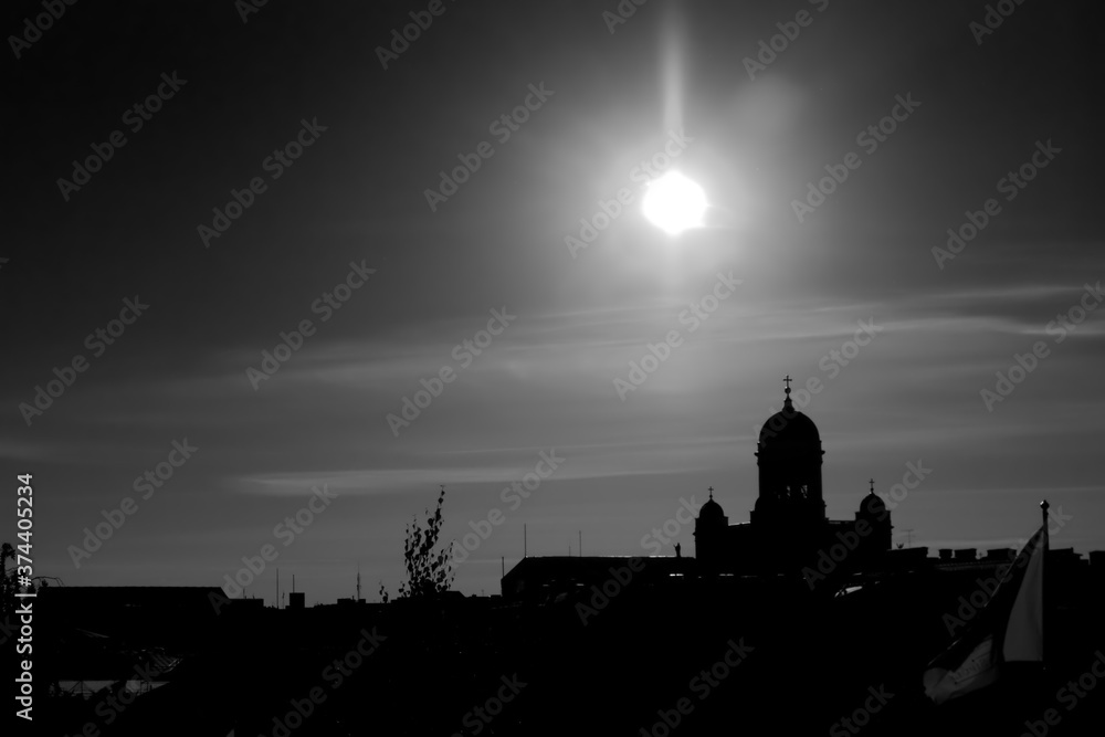 sylwetka katedry na tle słońca