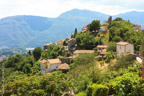 Foto top view of an ancient medieval Tuscan village in the green of the rural country