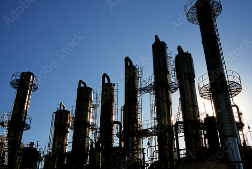 Colunas de destilação de usina de cana photo
