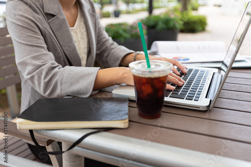 ノートパソコンで打ち合わせをするOL女性