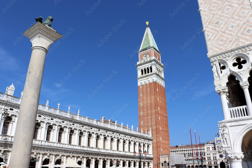 Venedig: Piazzetta San Marco, Markusplatz mit Markussäule des heiligen Markus und Campanile
