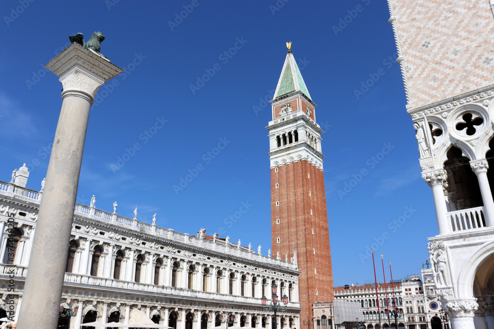 Obraz premium Venedig: Piazzetta San Marco, Markusplatz mit Markussäule des heiligen Markus und Campanile