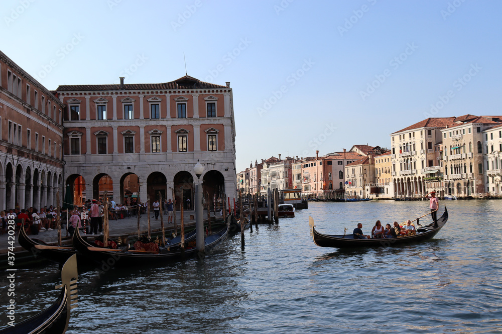 Venedig: Ufer des Canale Grande mit Palazzi und der Kuppel von Santa Maria della Salute im Hintergrund