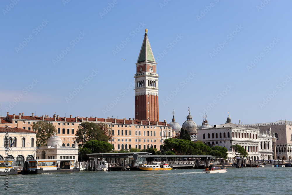 Venedig: Campanile mit Dogenpalast und Piazzetta San Marco vom Wasser aus gesehen