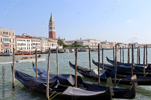 Venedig: Campanile mit Dogenpalast und Piazzetta San Marco vom Wasser aus gesehen © finecki