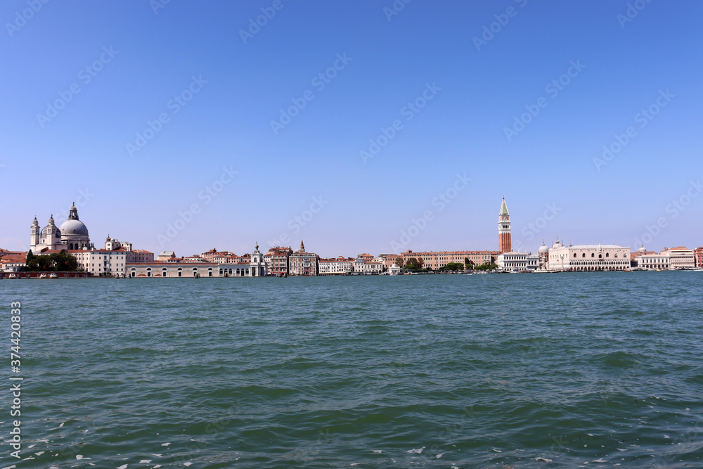 Venedig: Ansicht vom Wasser mit Campanile, Dogenpalast und der Piazzetta San Marco