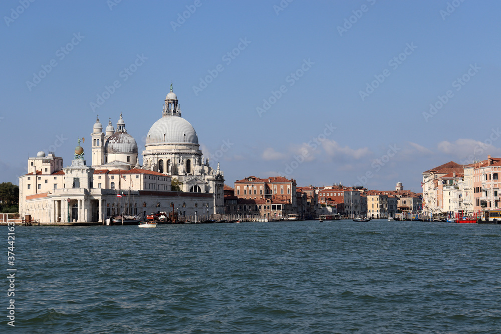 Venedig: Die Kuppeln der Kirche Santa Maria della Salute mit der Dogana an der Einmündung des Canale Grandes