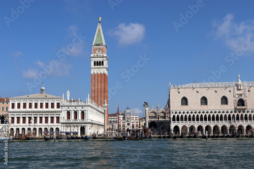 Venedig: Ansicht vom Wasser mit Campanile, Dogenpalast und der Piazzetta San Marco © finecki