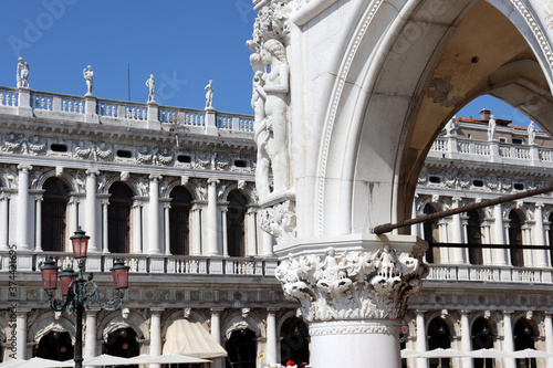 Venedig: Blick durch den Torbogen des Dogenpalastes auf die Biblioteca Nazionale Marciana an der Piazzetta San Marco photo
