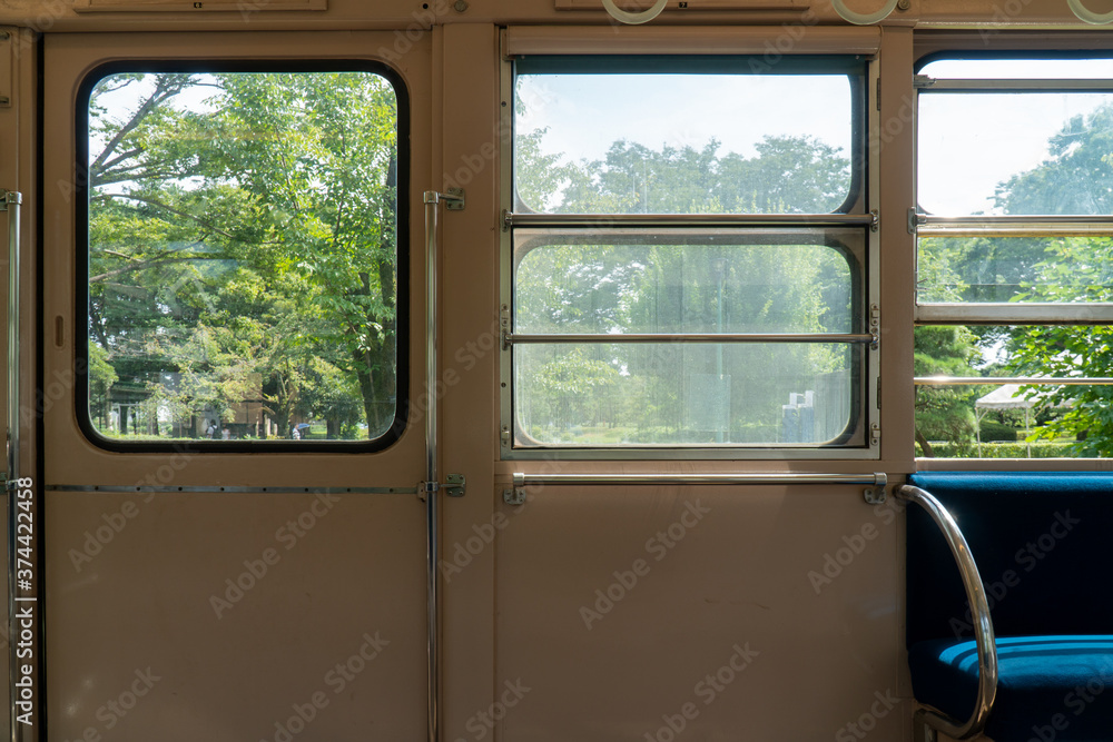 古い電車の車内の座席
