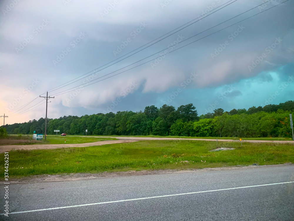 Fototapeta premium This is a landscape picture of an afternoon storm, coming into Conroe, Texas.
