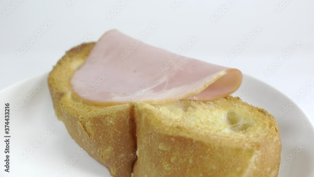 ハムを乗せたフランスパン