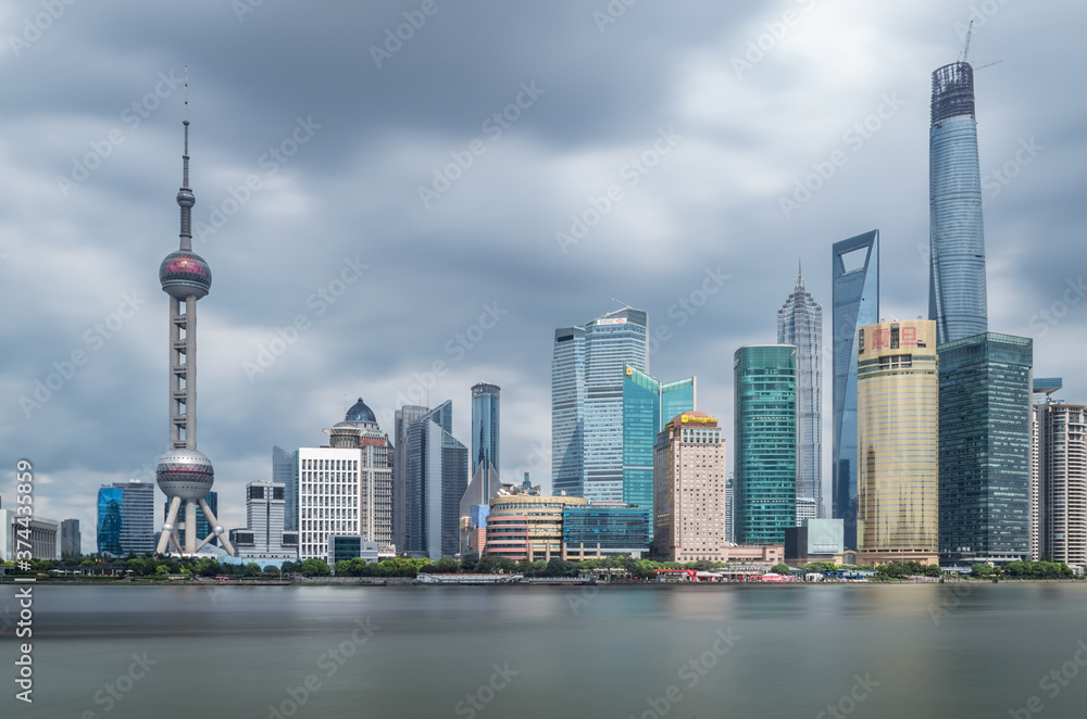 Naklejka premium Nocna sceneria na panoramę Bundu w Szanghaju w Chinach