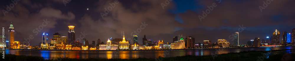 Obraz premium Night scenery of the Bund skyline in Shanghai, China