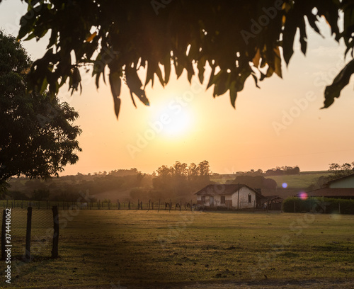 pôr-do-sol na fazenda © EDBS