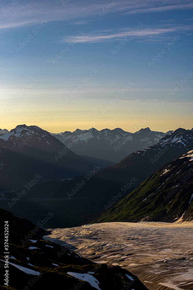 Naklejka premium sunset over the mountains