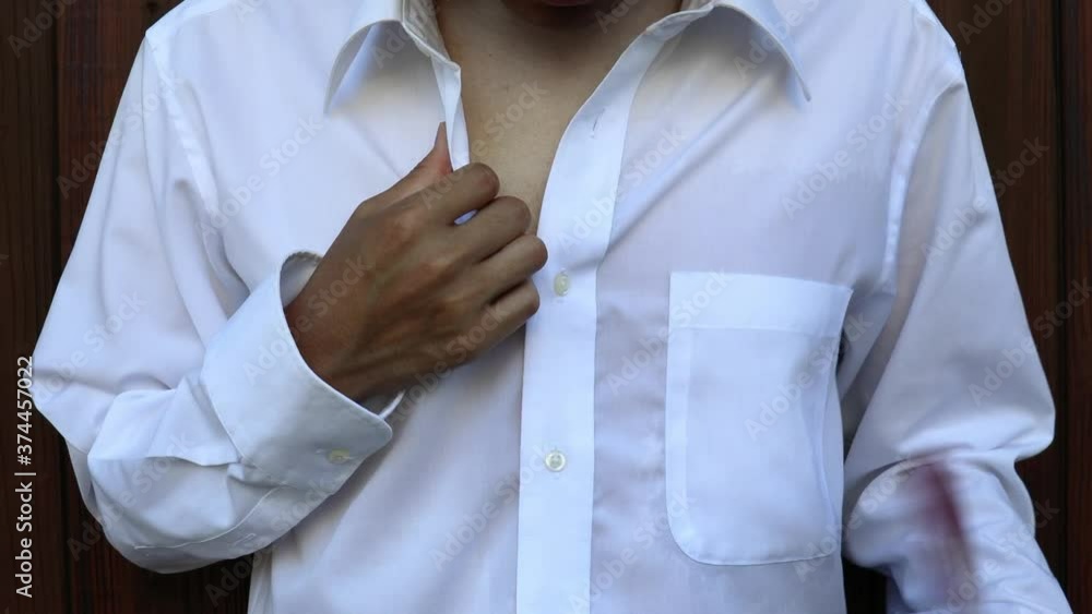 汗で濡れたワイシャツを着ている日本人男性 暑そうにしてる 汗で濡れたワイシャツを着ている日本人男性 暑そうにしてる