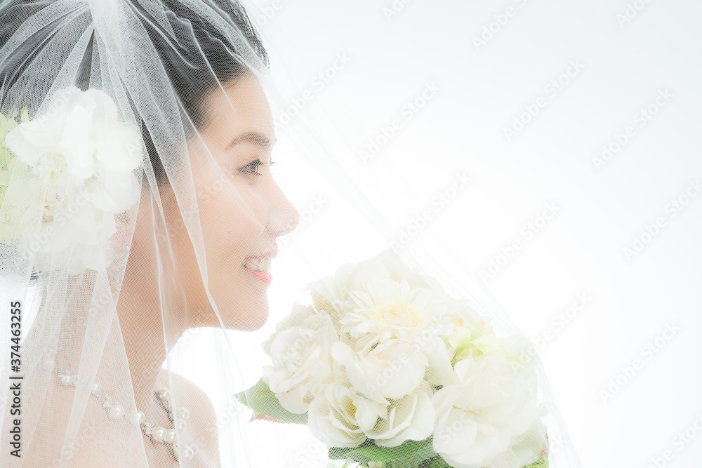 Naklejka premium 笑顔でブーケを持つ花嫁