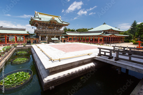 耕三寺 孝養門・信楽殿 -日本各地の古建築を模して建てられた堂塔が建ち並ぶ-