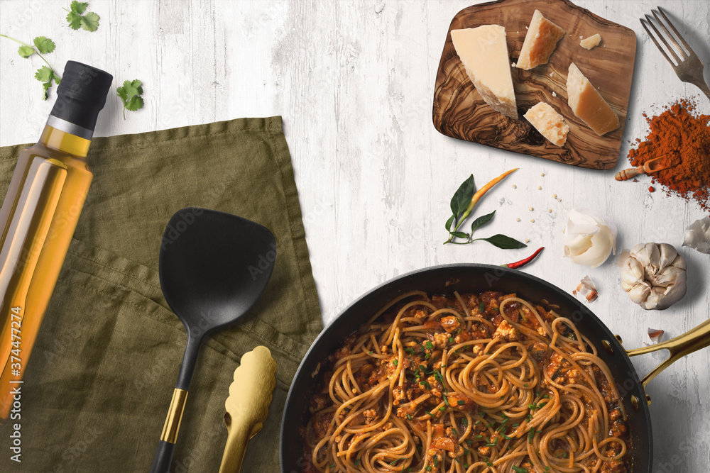 Fotografia do Stock Top view kitchen scene showing a pan full of