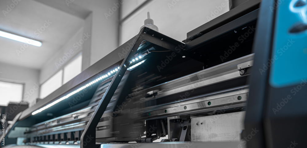 Fototapeta premium Large format digital printing machine and moving print head