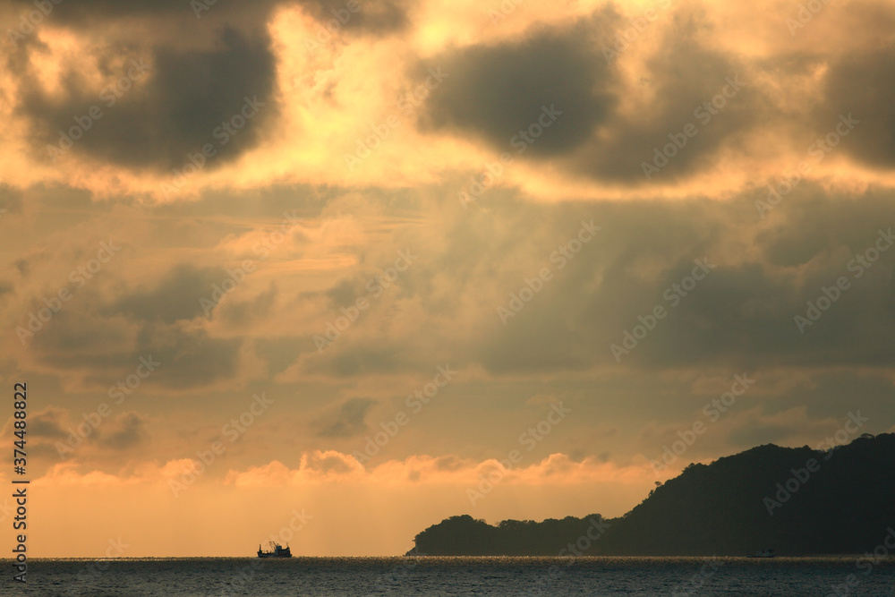 Naklejka premium sunset over the sea