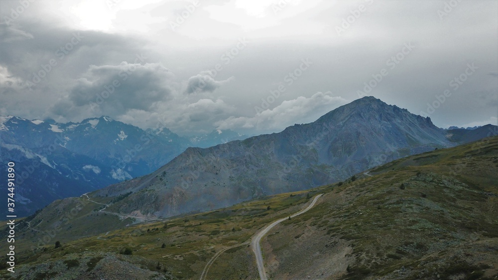 Un chemin sinueux au beau milieu des Alpes à proximité du col du Granon