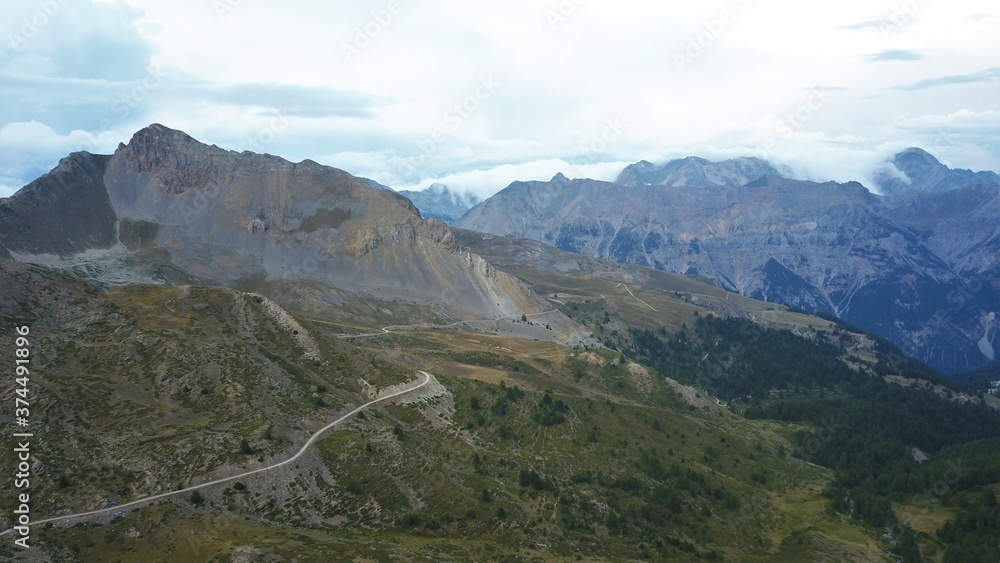 Fototapeta premium Chemin sinueux à proximité du col du Granon (Alpes)