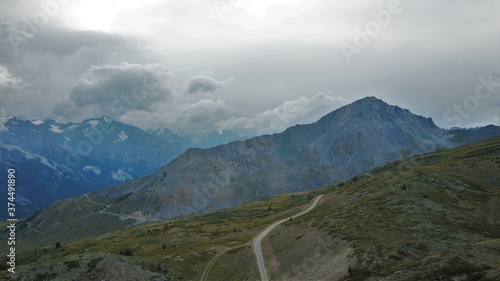 Un chemin sinueux au beau milieu des Alpes à proximité du col du Granon