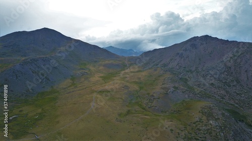 Une large vallées entre deux crêtes proche du col du Granon (Alpes)