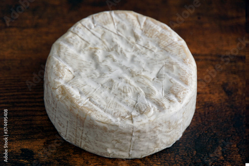 木製テーブルの上のカマンベールチーズ