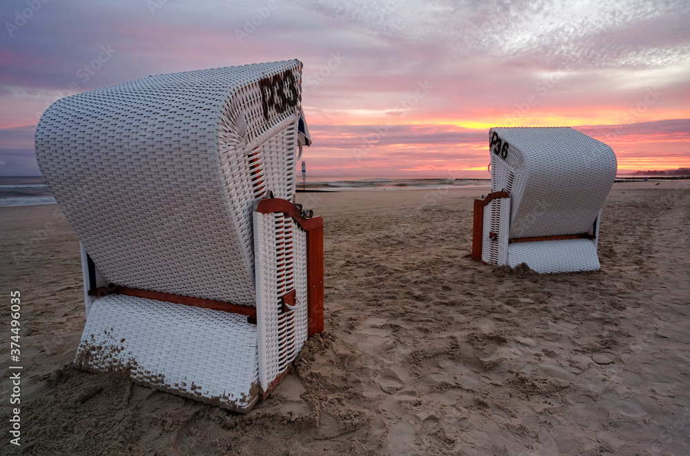 Wschód słońca na wybrzeżu Morza Bałtyckiego,plaża,kosze plażowe,Kołobrzeg,Polska.