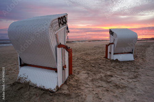 Wschód słońca na wybrzeżu Morza Bałtyckiego,plaża,kosze plażowe,Kołobrzeg,Polska.